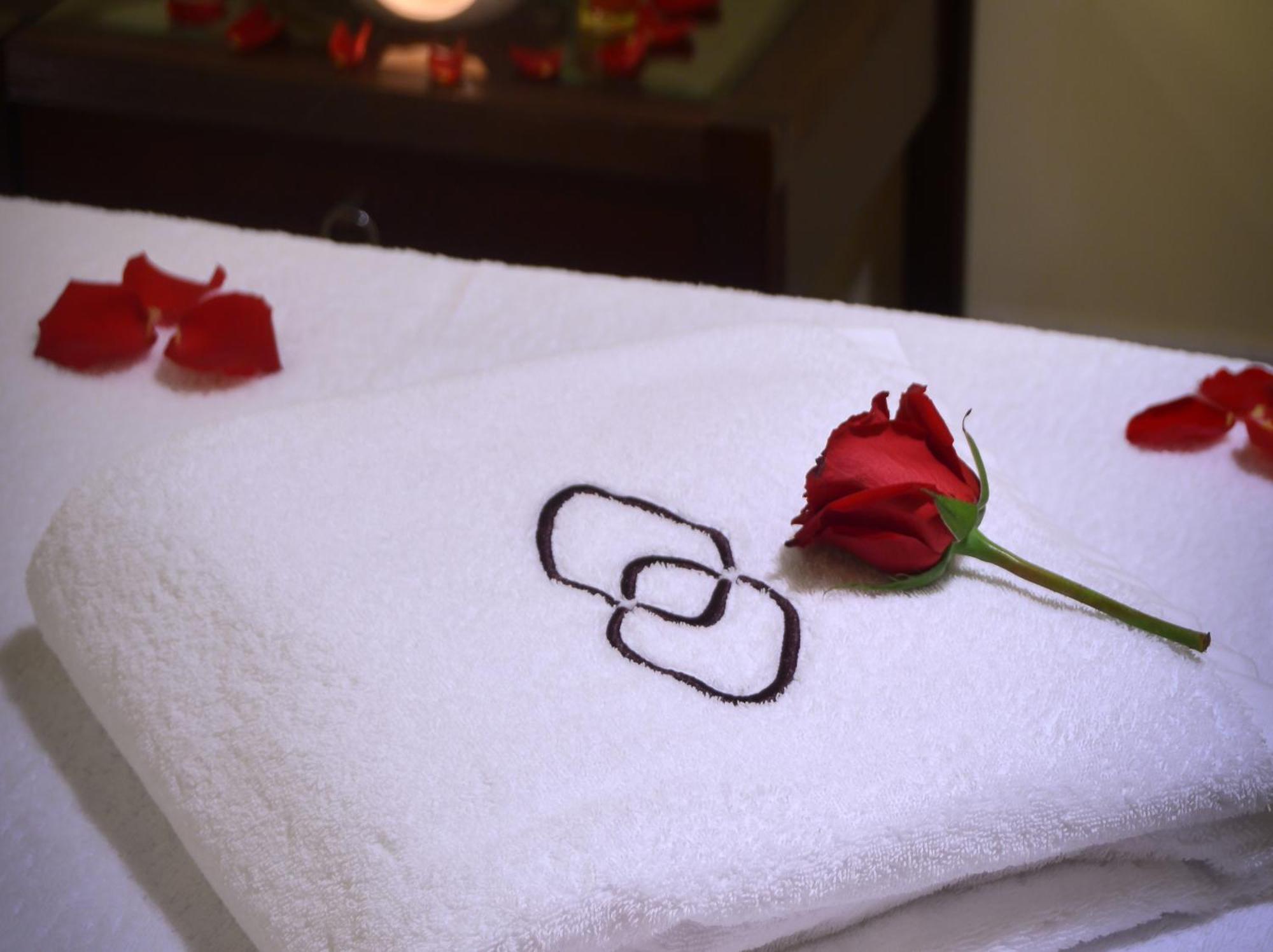 Sofitel Al Khobar The Corniche Hotel Exterior photo A towel with the spa's logo